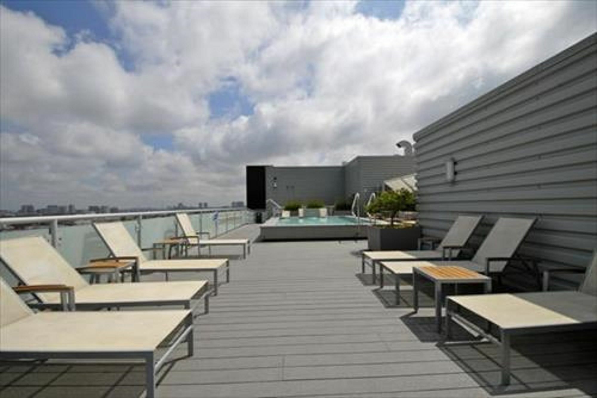 Global Luxury Suites At Kenmore Square Boston Bagian luar foto